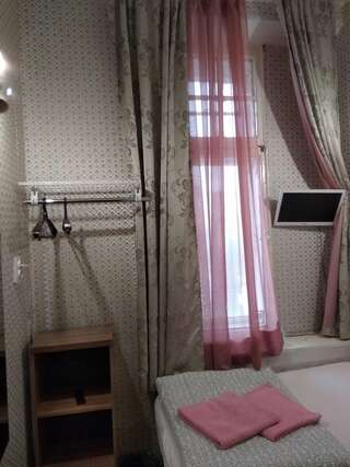 Мини-отель Дворянское Гнездо на Сухаревке  Москва Маленький номер с двухспальной кроватью и с общей ванной комнатой-2