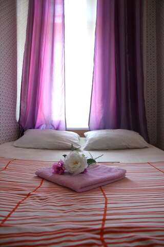 Мини-отель Дворянское Гнездо на Сухаревке  Москва Маленький номер с двухспальной кроватью и с общей ванной комнатой-1